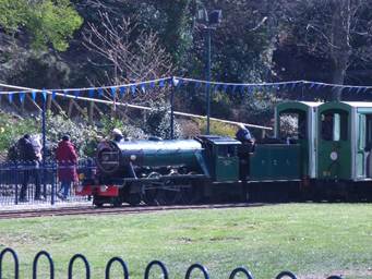 A train on the tracks

AI-generated content may be incorrect.